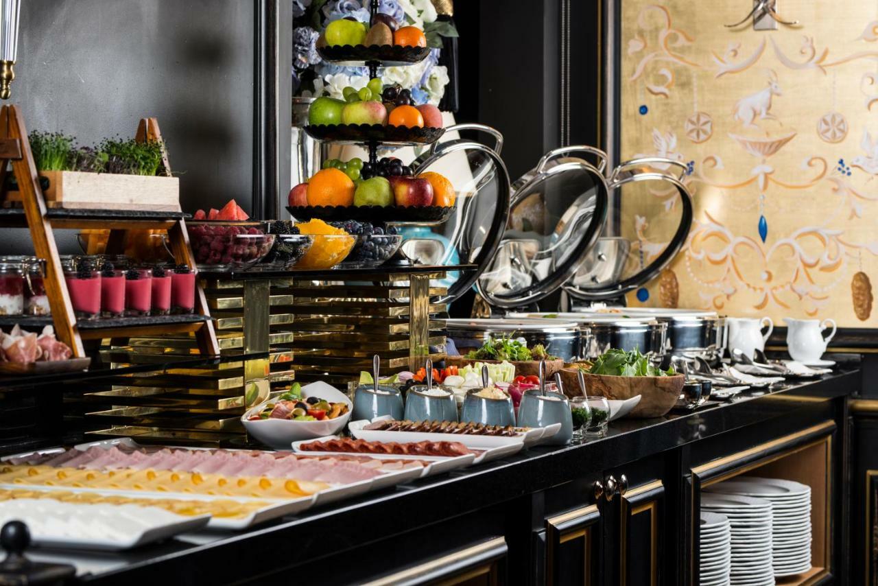 فندق باتشليدا لاكشري كراكو إم جاليري باي سوفيتيل كراكوفيا المظهر الخارجي الصورة A buffet at a hotel